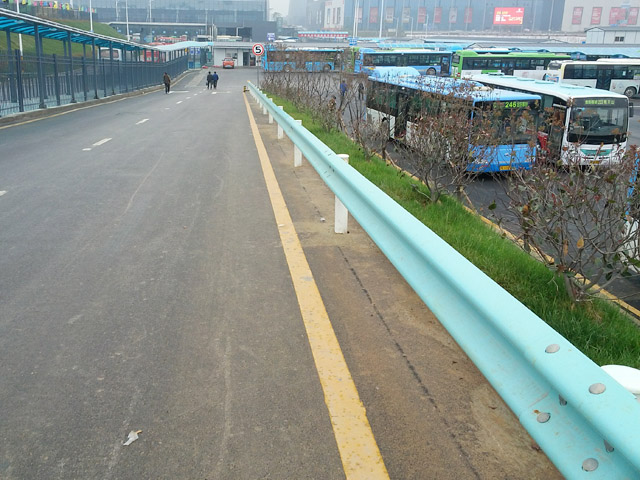 金阳客车站停车场波形护栏隔离工程